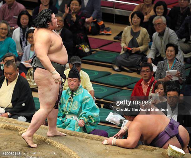 Oyanagi reacts after beating Fujiazuma in the Makushita Rank during day twelve of the Grand Sumo Autumn Tournament at Ryogoku Kokugikan on September...