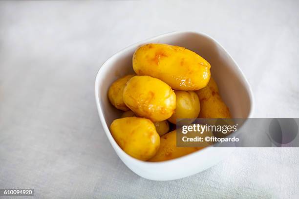 danish sugar browned potatoes (brunede kartofler) - gekookte aardappel stockfoto's en -beelden