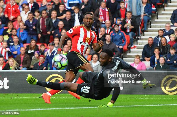 Jermain Defoe of Sunderland scores his sides first goal past Steve Mandanda of Crystal Palace during the Premier League match between Sunderland and...