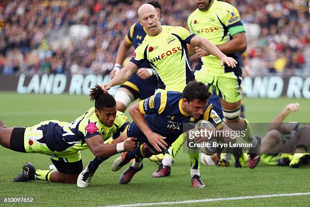 Jonny Arr of Worcester Warriors scores a try during the Aviva Premiership match between Worcester Warriors and Sale Sharks at Sixways Stadium on...