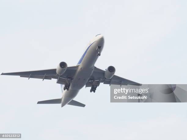 ana  ja8198　boeing 777-281, airplane is about to land - repatriation stockfoto's en -beelden