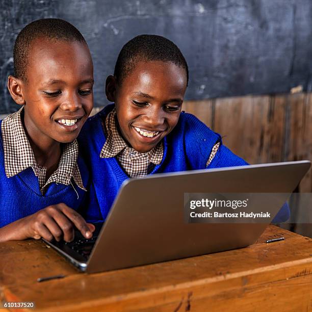 afrikanische kinder mit einem laptop im klassenzimmer, kenia - africa community stock-fotos und bilder