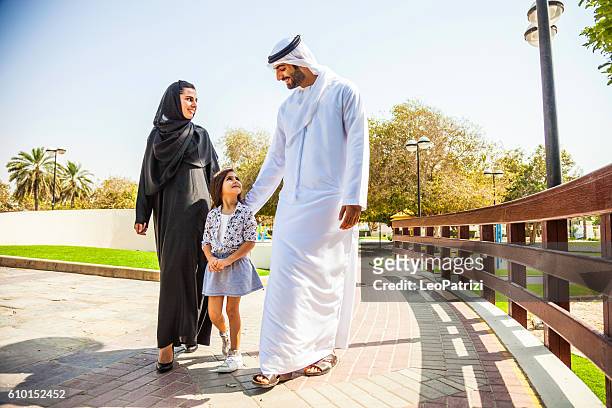 familie emirati in dubai - das wochenende genießen - arabische familie stock-fotos und bilder