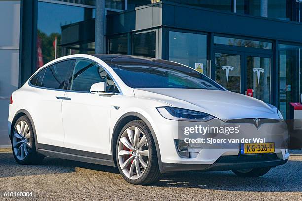 tesla model x p90d vollelektrische crossover suv - auto modell stock-fotos und bilder