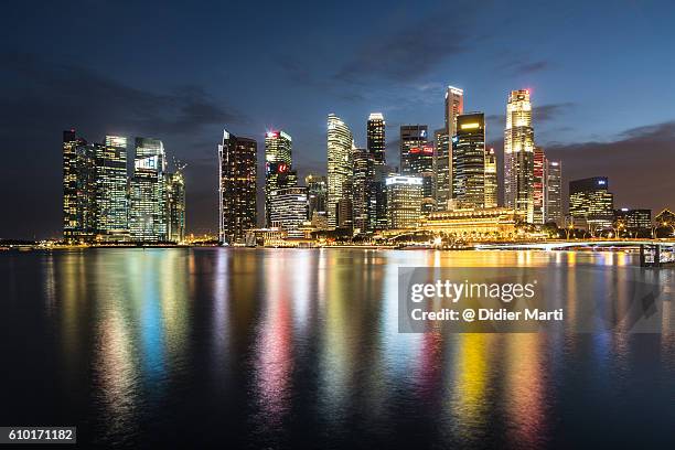 singapore night skyline - newly industrialized country stock pictures, royalty-free photos & images