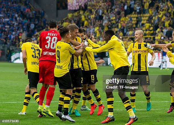 Dortmund, Germany , 1.Bundesliga 3. Spieltag, BV Borussia Dortmund - SV Darmstadt 98, 6:0, die spieler vom BVB feiern den 6:0 sieg, Jubel