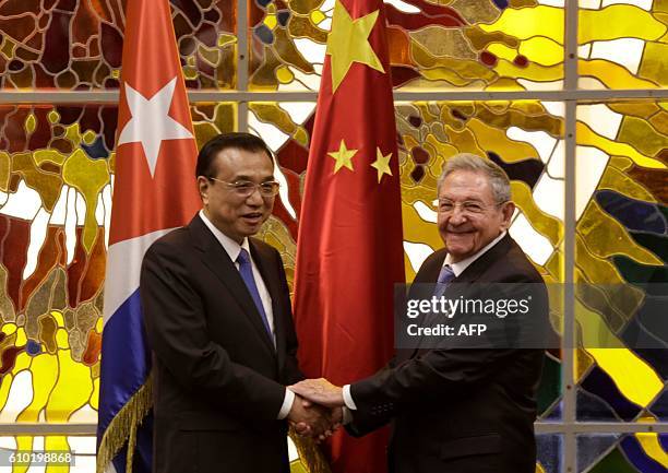 Chinese Premier Li Keqiang is received by Cuban President Raul Castro at the Palace of the Revolution in Havana, on September 24, 2016. / AFP / POOL/...