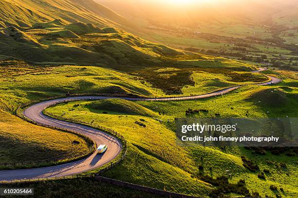 derbyshire in the peak district, england.uk. - winding road stock-fotos und bilder