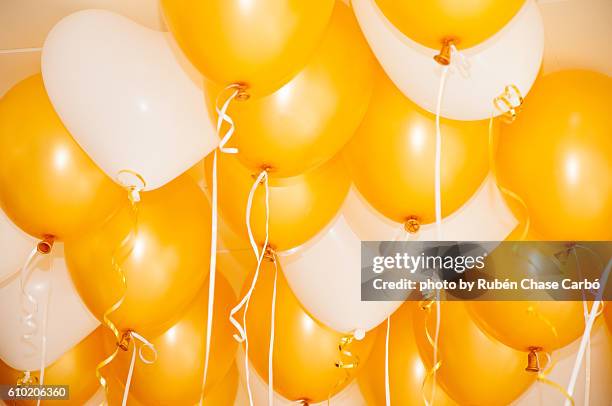 balloons on the ceiling - ballon de baudruche doré photos et images de collection