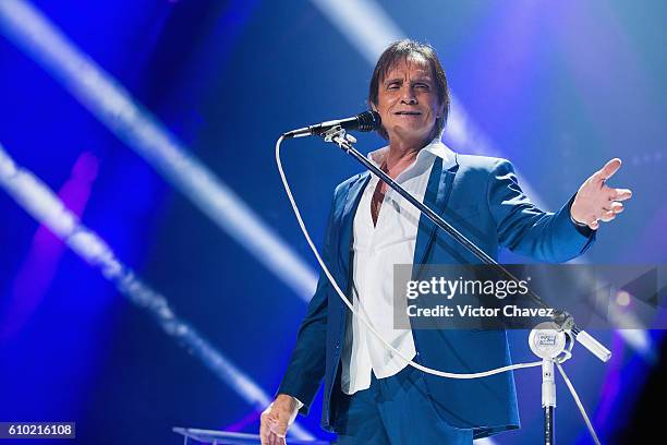 Brazilian singer-songwriter Roberto Carlos performs onstage at Arena Ciudad de Mexico on September 24, 2016 in Mexico City, Mexico.