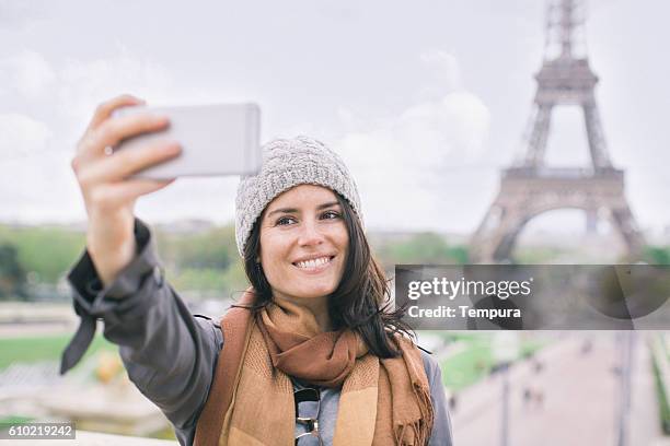 faire un selfie à côté de la tour eiffel - paris hiver photos et images de collection