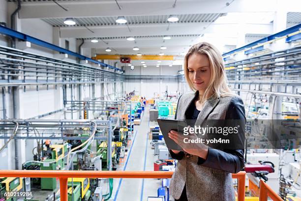 weibliche inspektorin in der industriellen produktion! - ipad industrie stock-fotos und bilder