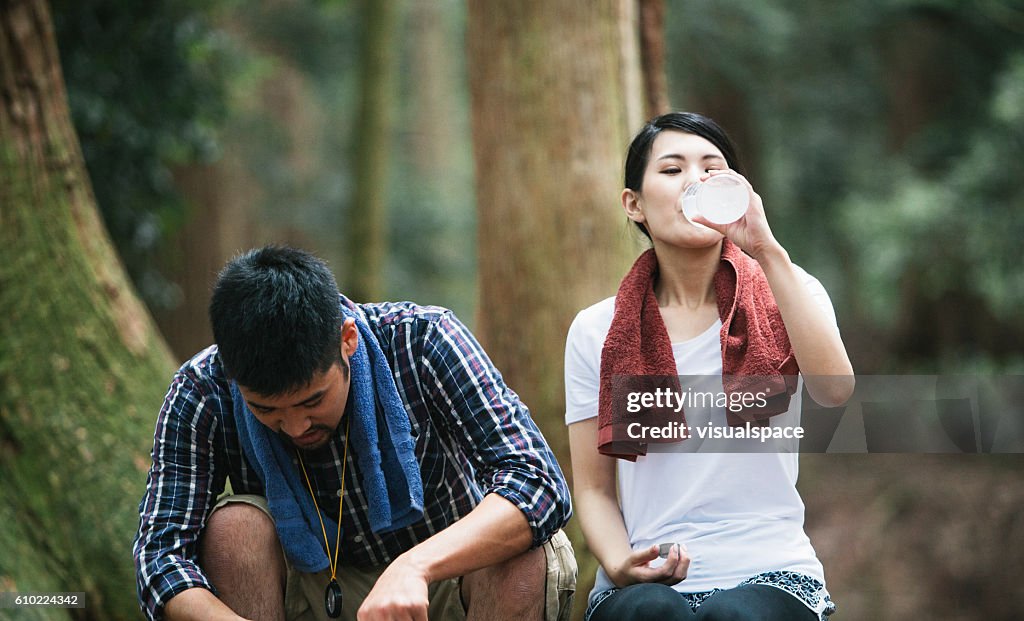 ハイキング中に水を飲む女性