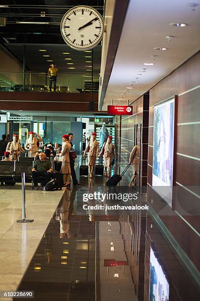 tripulación de azafata de emirates - emirates cabin crew fotografías e imágenes de stock