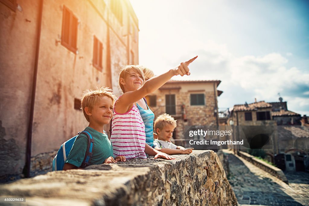 Visite en famille charmante petite ville italienne en Toscane