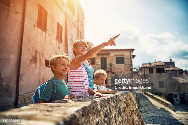 visite en famille charmante petite ville italienne en toscane - vieille ville photos et images de collection