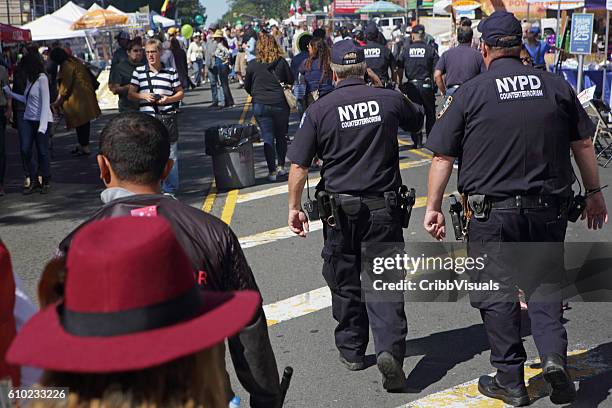 policiais de contraterrosismo da polícia de nypd patrulham a feira de rua atlantic antic brooklyn - antiterrorismo - fotografias e filmes do acervo