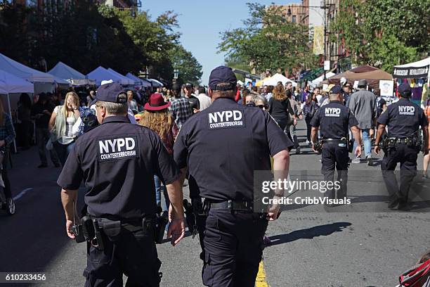nypd counterterrosism offiziere patrouillieren die atlantic antic street fair brooklyn - terrorbekämpfung stock-fotos und bilder