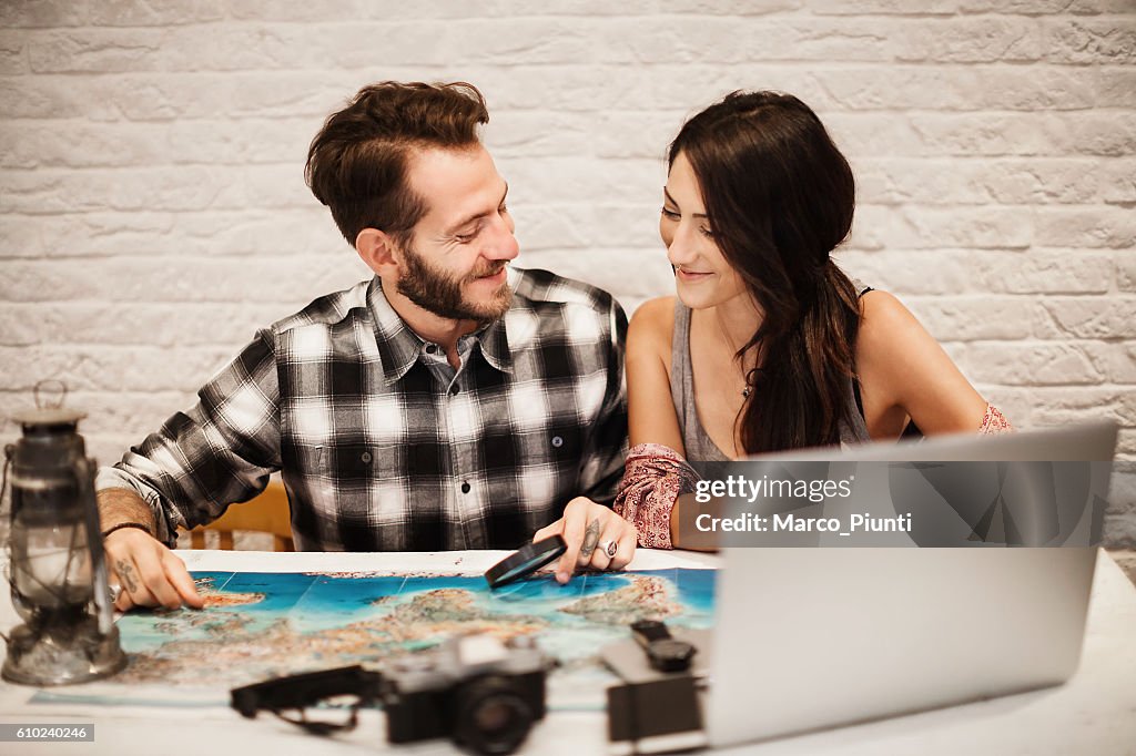 Jeune couple amoureux qui planifie un voyage