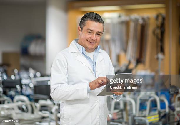 farmacista che lavora in un negozio di ortopedica - attrezzatura ortopedica foto e immagini stock