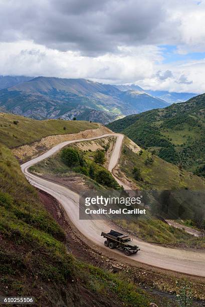 old truck ascending to sotk pass in nagorno-karabakh - armenia stockfoto's en -beelden