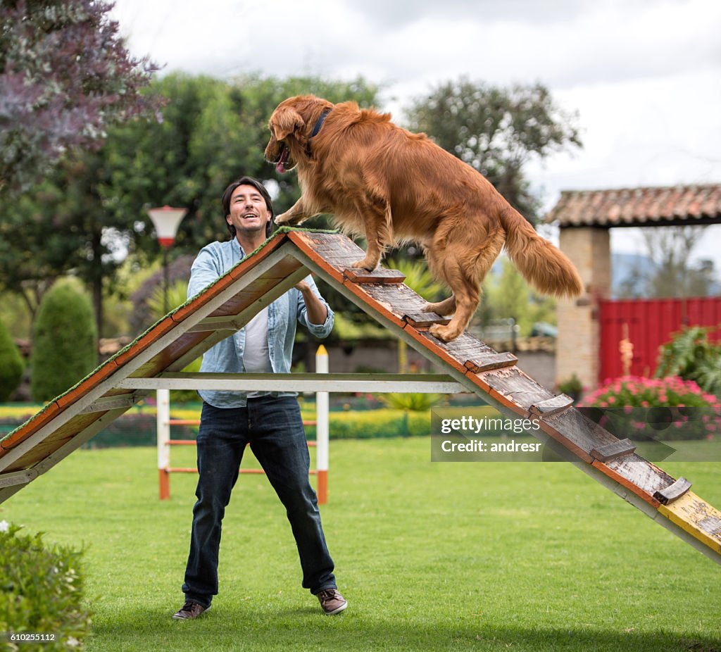 Homme heureux avec un chien au parc