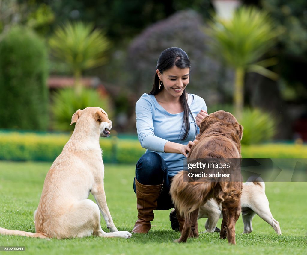 Mujer jugando con perros adoptados