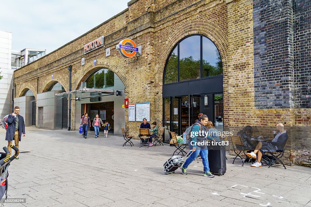 Explanada fuera de la estación de Hoxton en London Overground