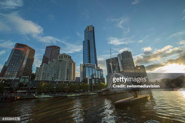 melbourne city und yarra river in victoria, australien - melbourne university stock-fotos und bilder