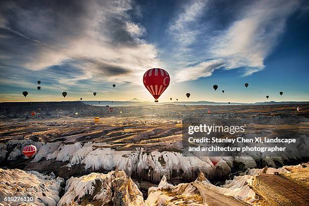 flying over cappadocia - capadócia imagens e fotografias de stock