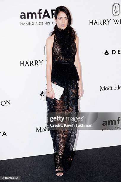 Amanda Wellsh walks the red carpet of amfAR Milano 2016 at La Permanente on September 24, 2016 in Milan, Italy.