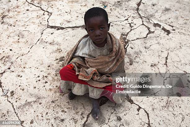 young girl on cracked concrete in malawi (2016) - fao stock-fotos und bilder