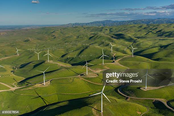 a 48 turbine windfarm in northern california - energia eolica foto e immagini stock