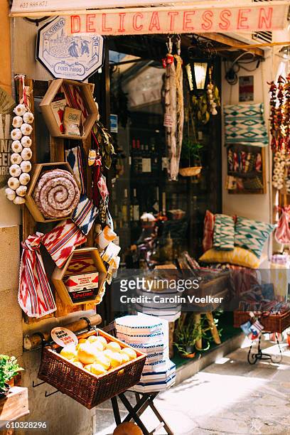 cosy traditional gourmet shop selling food and handmade art in palma de mallorca - palma stock-fotos und bilder