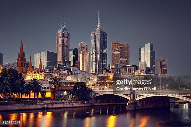 melbourne city at night - australie stockfoto's en -beelden