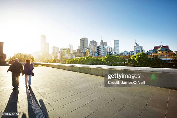 couple walking in melbourne - melbourne australië stockfoto's en -beelden
