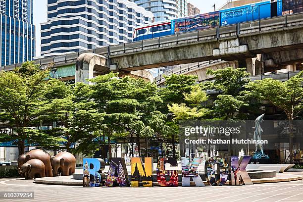 bangkok sky train and a 3d bangkok sign - metro mall stock-fotos und bilder