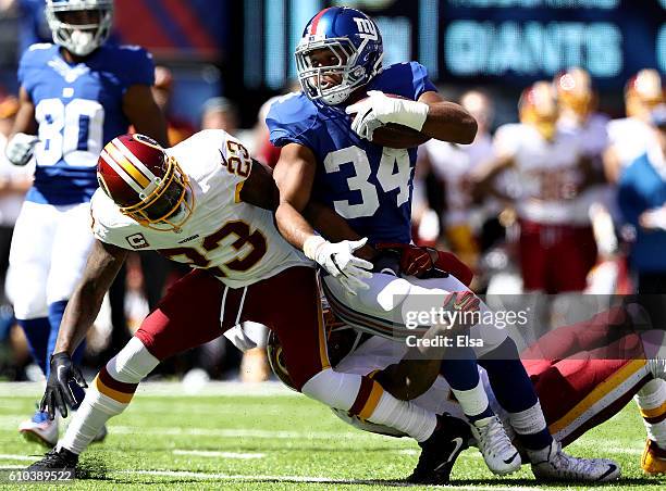 Shane Vereen of the New York Giants carries the ball as DeAngelo Hall of the Washington Redskins defends at MetLife Stadium on September 25, 2016 in...