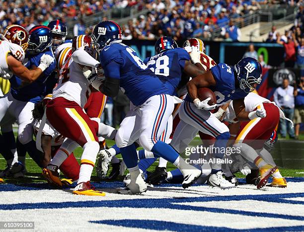 Shane Vereen of the New York Giants scores a touchdown against the Washington Redskins in the first quarter during their game at MetLife Stadium on...