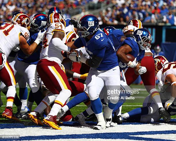 Shane Vereen of the New York Giants scores a touchdown against the Washington Redskins in the first quarter during their game at MetLife Stadium on...