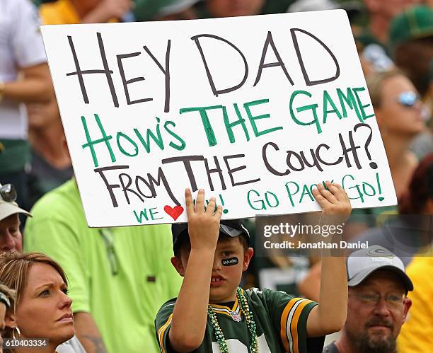 Packer Fan Signs Green Bay Packers Fan Sign Photos and Premium High Res Pictures - Getty ...