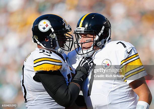 Maurkice Pouncey of the Pittsburgh Steelers and quarterback Ben Roethlisberger celebrate a first-down run against the Philadelphia Eagles in the...