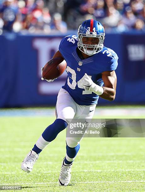 Shane Vereen of the New York Giants runs with the ball against the Washington Redskins during their game at MetLife Stadium on September 25, 2016 in...