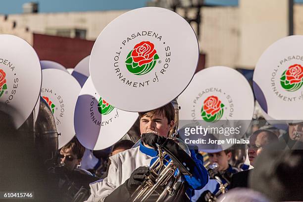 rose parade in pasadena ca marching band performing - pasadena california stock pictures, royalty-free photos & images