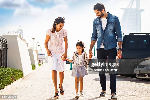 familia joven tomando hija a la escuela - cultura de asia occidental fotografías e imágenes de stock