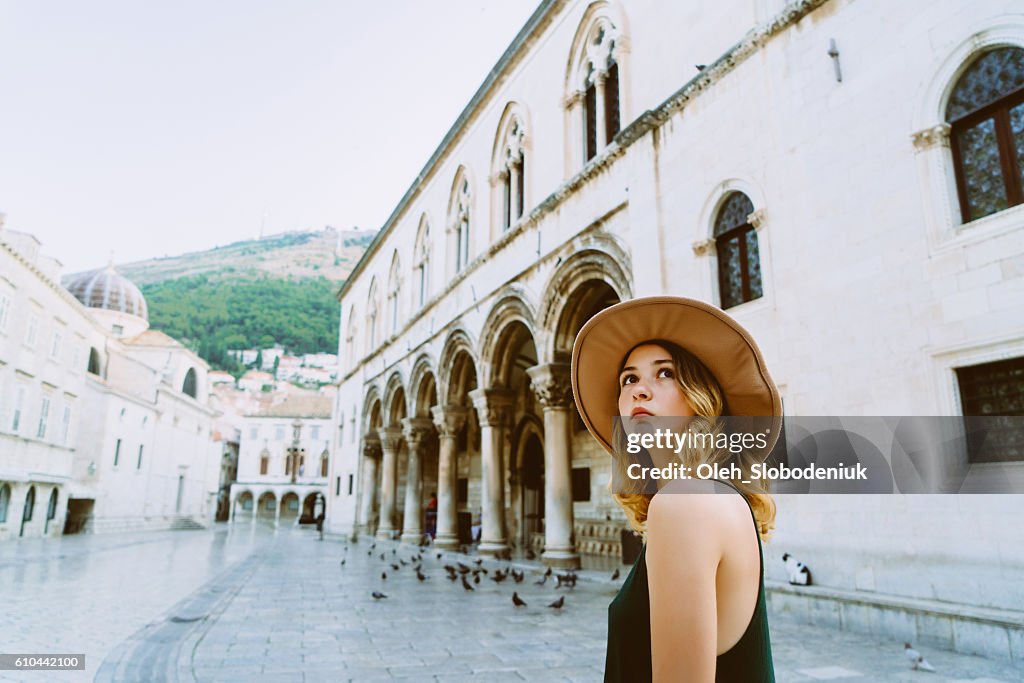 Mujer en la ciudad de Dubrovnik od