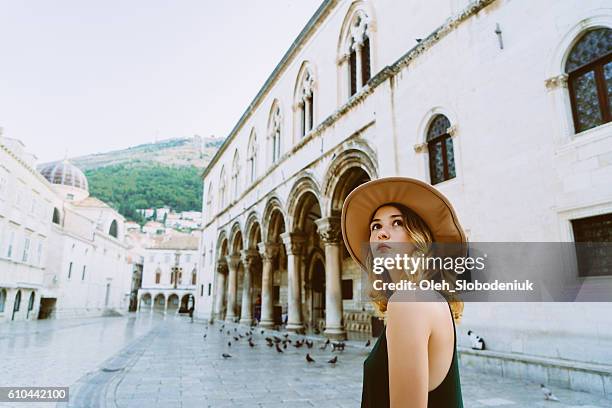 donna in dubrovnik od città - dubrovnik old town foto e immagini stock