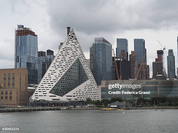 pyramid-shaped building via 57 west, hell's kitchen, manhattan, ney york city - 三角錐 ストックフォトと画像