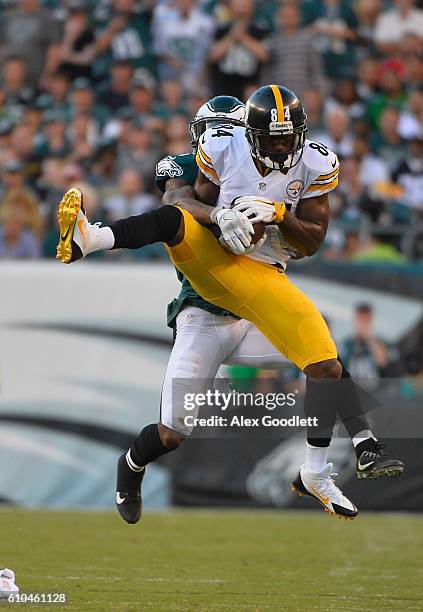 Antonio Brown of the Pittsburgh Steelers catches over Jalen Mills of the Philadelphia Eagles in the third quarter at Lincoln Financial Field on...