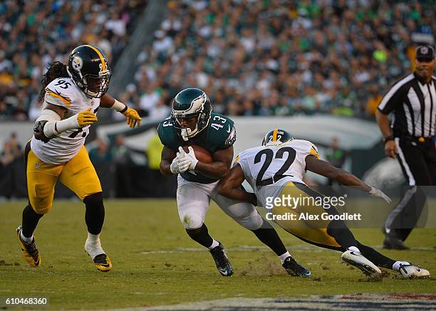 Darren Sproles of the Philadelphia Eagles tries to evade tackle by William Gay and Jarvis Jones of the Pittsburgh Steelers in the third quarter at...